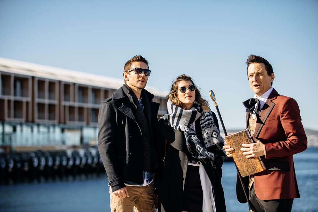 Macq 01 Hotel Hobart Servicios foto The cast of The Catch