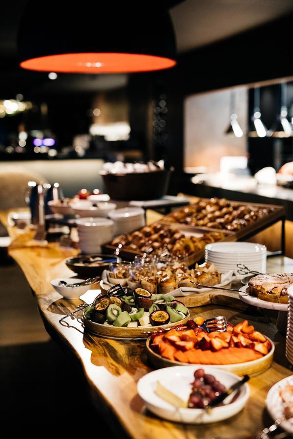 Macq 01 Hotel Hobart Exterior foto A buffet at a hotel